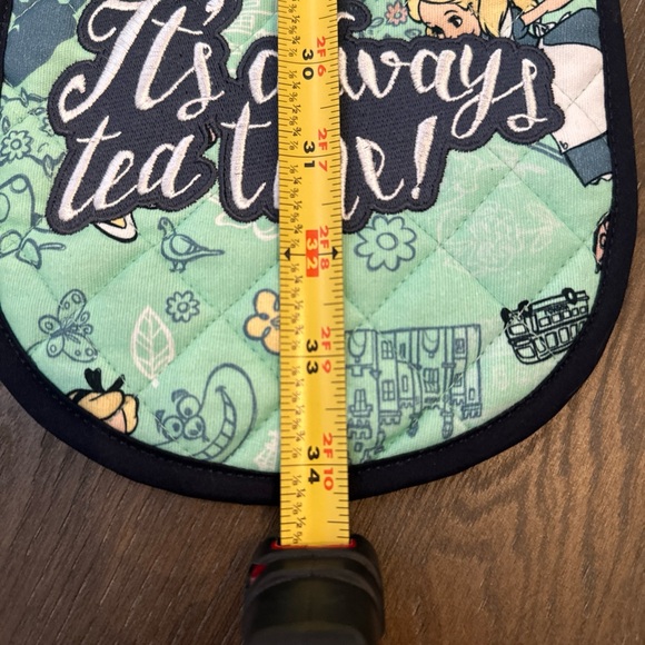 Disney Parks EPCOT United Kingdom Alice In Wonderland Double Potholder - Picture 8 of 9